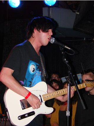 wavves-guitar-close1